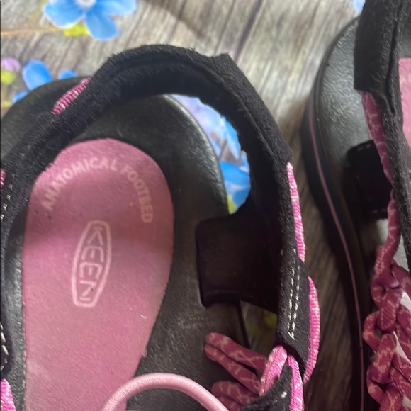 KEEN Women's Pink and Black Sandals - Picture 4 of 8
